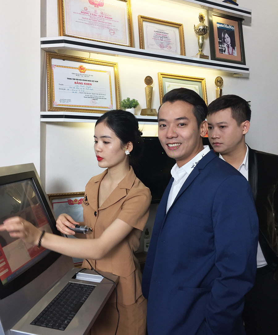 Dien-vien-Viet-Bac-lam-trang-da-tai-tham-my-vien.jpg
